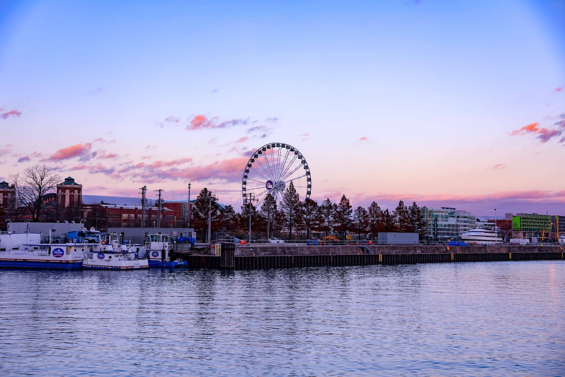 a ferris wheel with two blue seats on top of it