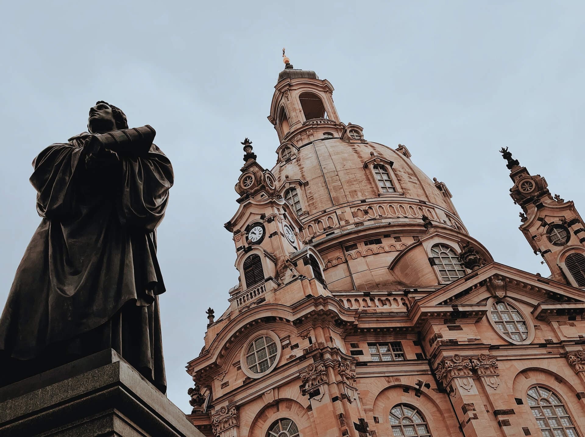 a statue of a man standing in front of a building