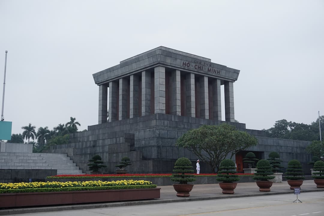 a large building with a bunch of plants in front of it