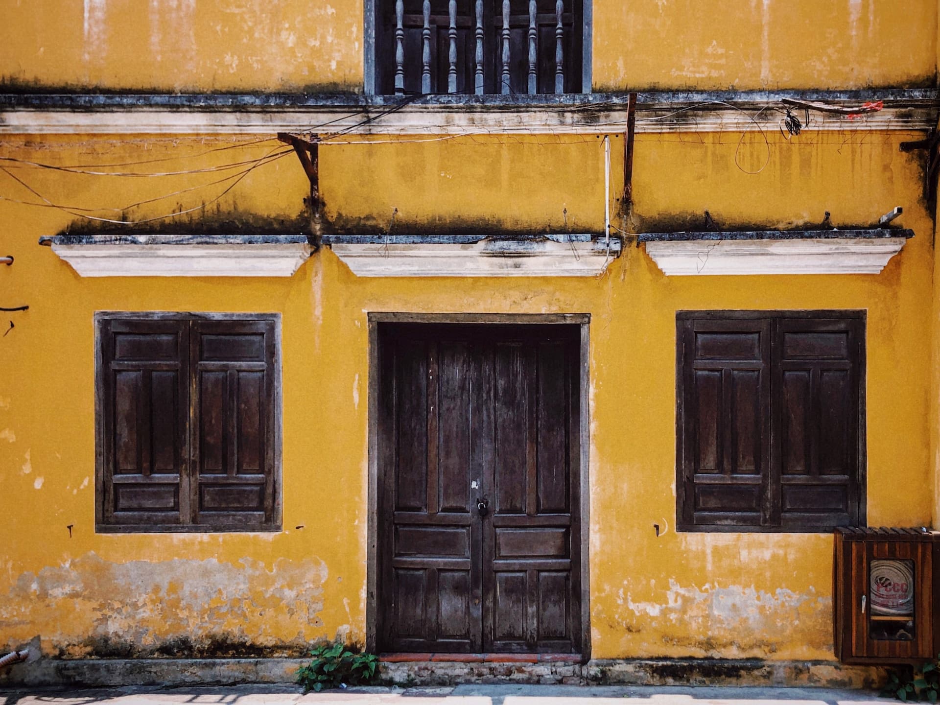 a picture of a building with chinese writing on it