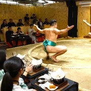 Tokio: Espectáculo de sumo con olla caliente de pollo y una foto