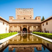 Alhambra y palacios nazaríes: tour guiado con acceso rápido