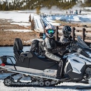 Jackson: Yellowstone Snowmobile Tour to Old Faithful