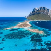 Sardegna: Tour di Tavolara in barca con snorkeling