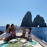 Capri: Crucero en barco por la isla y las grutas con aperitivos y bebidas