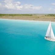 Bacalar : Excursion en voilier en groupe avec baignade et boissons