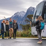 Ab Queenstown: Tagestour zum Milford Sound per Bus & Boot