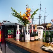 Amsterdam: Private Canal Cruise with Drinks and Snacks