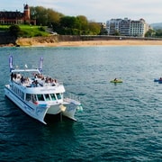 San Sebastian: Tour panoramico della baia e della costa in catamarano