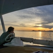 Excursión privada en catamarán por la bahía de Juan les Pins al atardecer