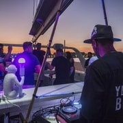 Malaga: Crociera al tramonto in catamarano con DJ dal vivo e drink