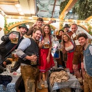 Múnich: Carpa Oktoberfest con un local y fiesta posterior