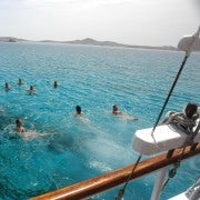 Mykonos: Fiesta al atardecer en barco con 1 bebida
