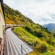 Da Cairns: Viaggio autogestito a Kuranda con treno e Skyrail