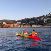 Sorrento: Kleingruppentour mit dem Kajak zu den Bagni Regina Giovanna