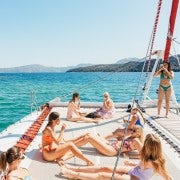 Santorini: Excursión en catamarán con cena barbacoa, bebidas y música