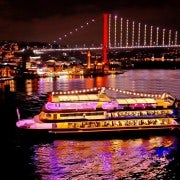 Estambul: Cena Crucero y Espectáculo en el Bósforo con Mesa Privada
