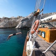 Marseille: Calanques Segeltagestour mit Mittagessen und Wein