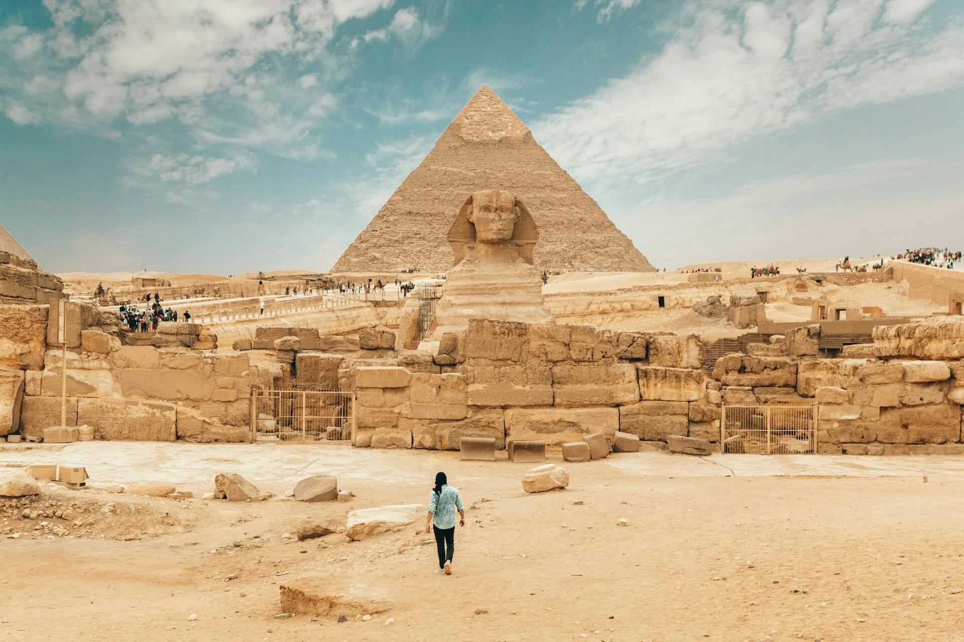 Frente a la vista de la Esfinge y la pirámide Kafre en Giza.